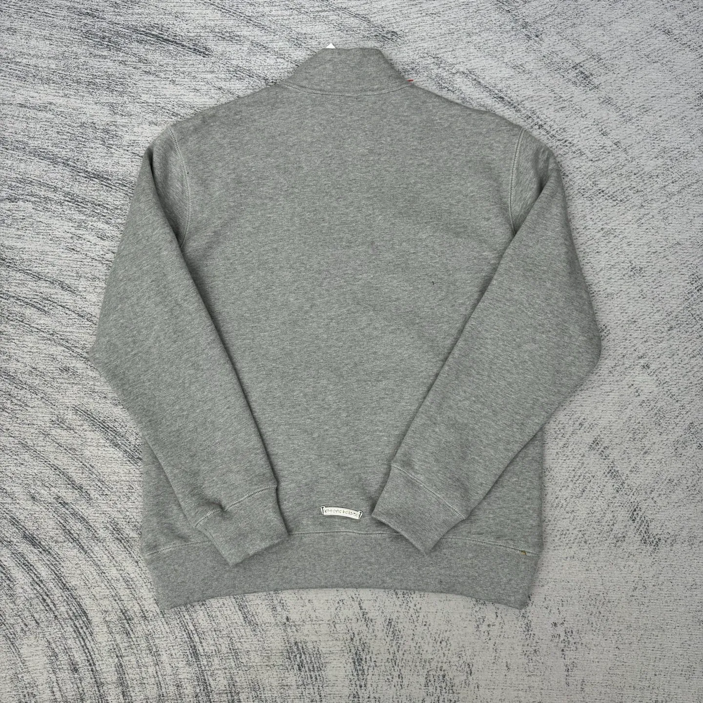 P406 Chrome Heart FW25 leather cross half-zip sweatshirt Size: S/M/L/XL Made of high-weight pure cotton terry fabric Pre-shrunk to ensure wearing stability Three-dimensional leather cross label Half-zip neckline with dagger-shaped zipper pull Combined with curved hem tailoring and kangaroo pocket